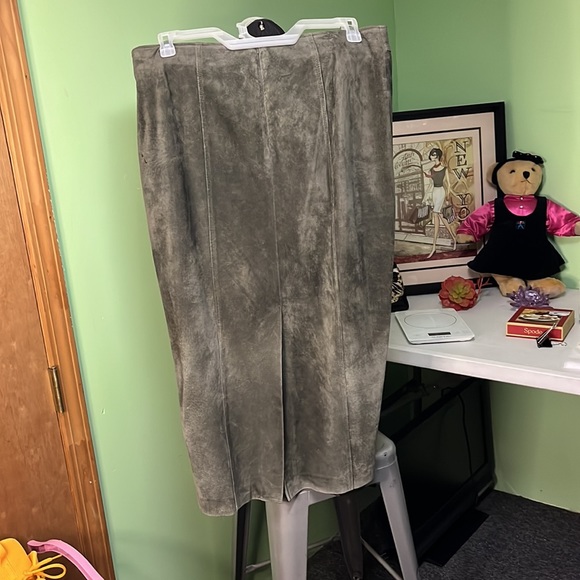 Nancy Bolen Woman’s Suede Jacket and Skirt Set - Picture 6 of 9